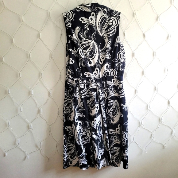 Spense Sleeveless Collared Pleated Dress / B&W Paisely Print / Size 4 - Picture 3 of 5